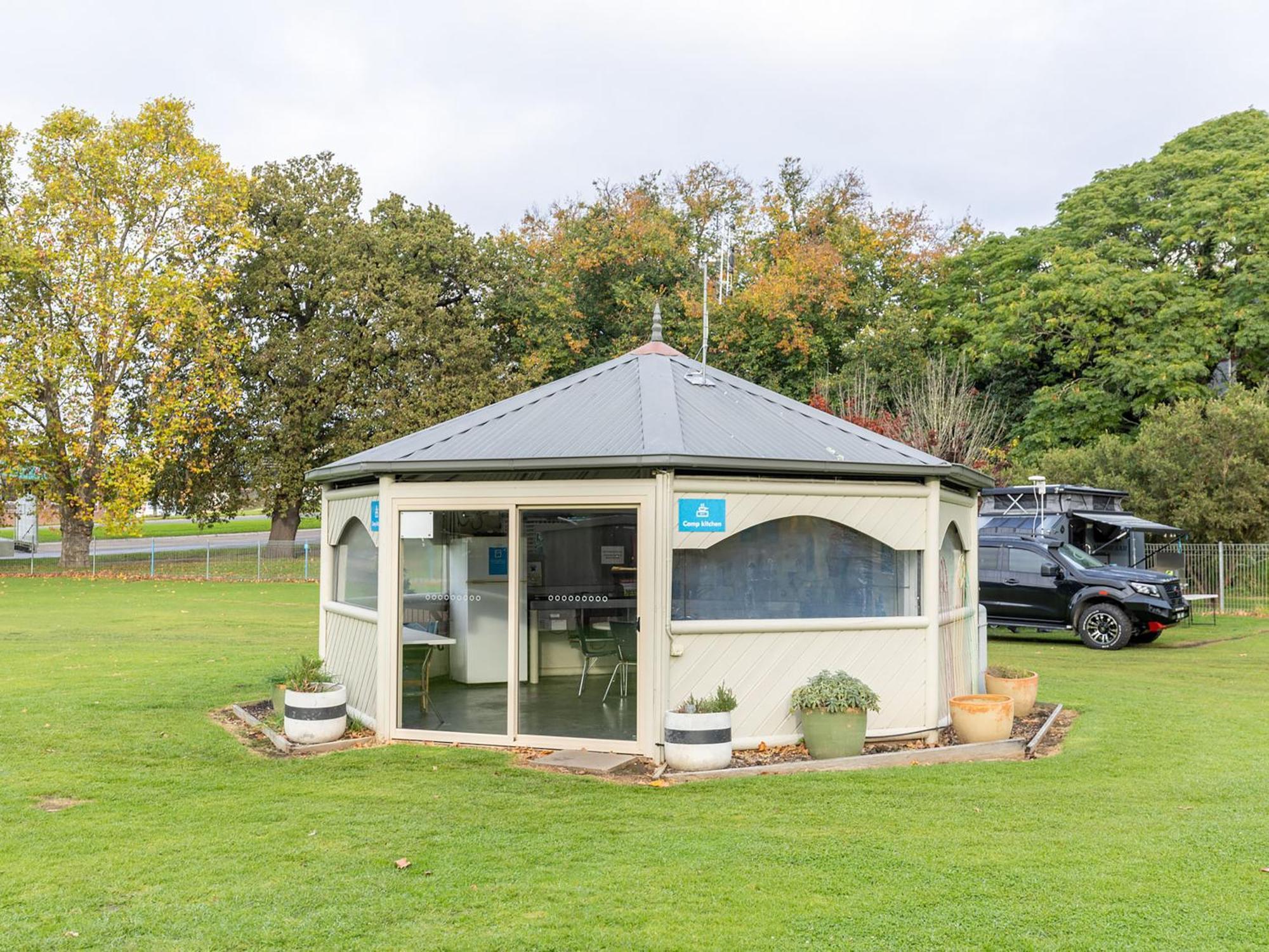 Nrma Bairnsdale Riverside Holiday Park Exterior photo