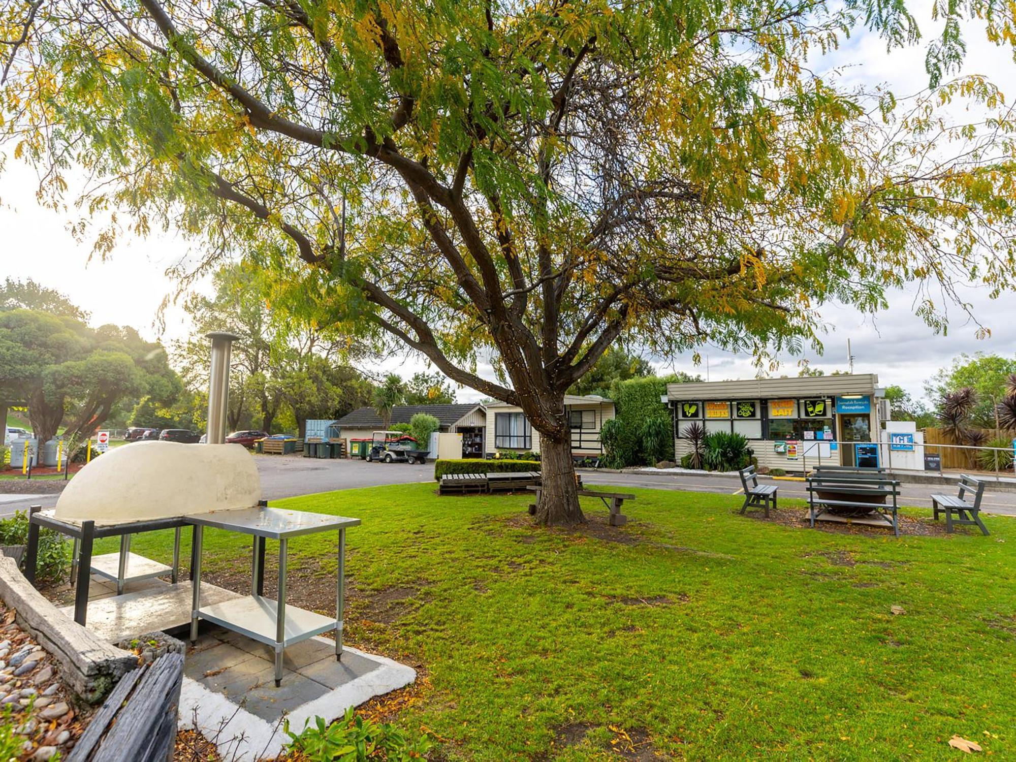 Nrma Bairnsdale Riverside Holiday Park Exterior photo