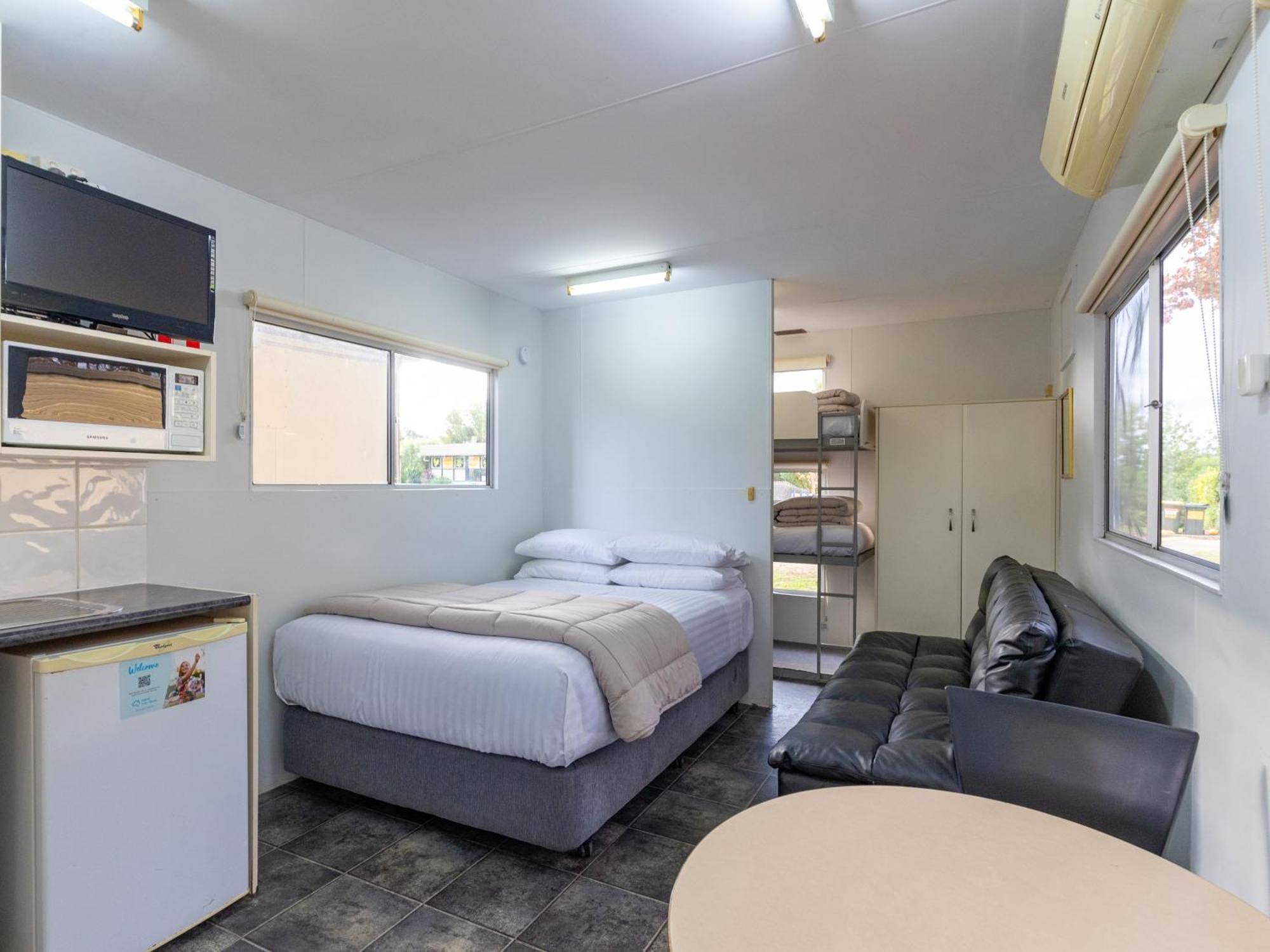 Nrma Bairnsdale Riverside Holiday Park Room photo