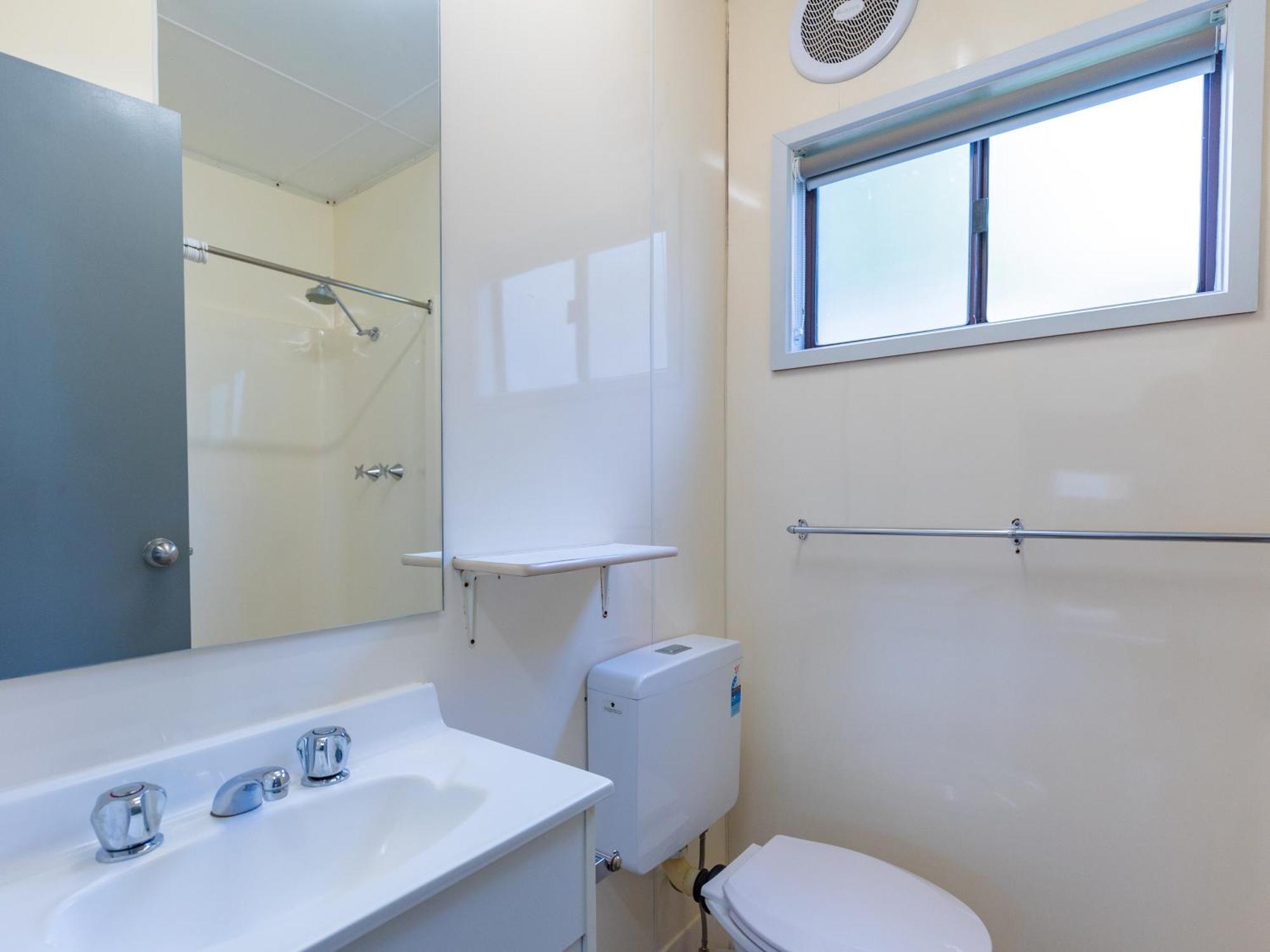 Nrma Bairnsdale Riverside Holiday Park Room photo